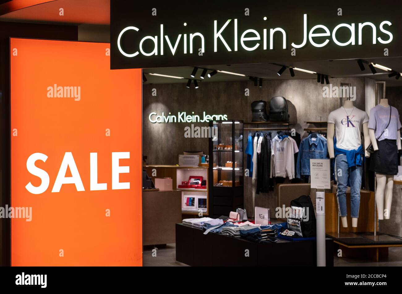 Bezwaar ontslaan Marco Polo American multinational fashion brand Calvin Klein Jeans store offering a  sale in Hong Kong Stock Photo - Alamy