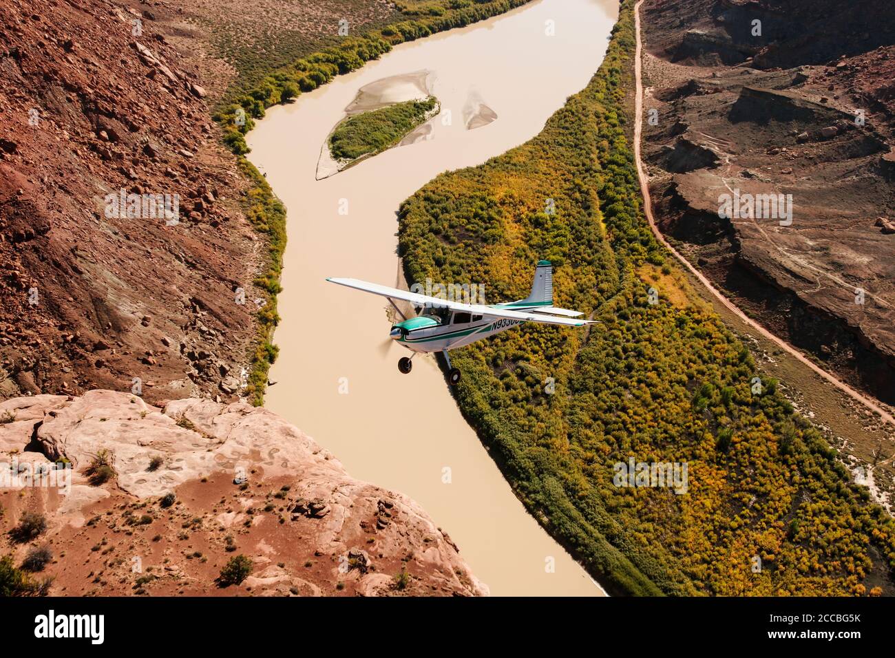 A Cessna 180 Skywagon from the Utah Backcountry Pilots Association flies over the Green River in Labyrinth Canyon near Moab, Utah. Stock Photo