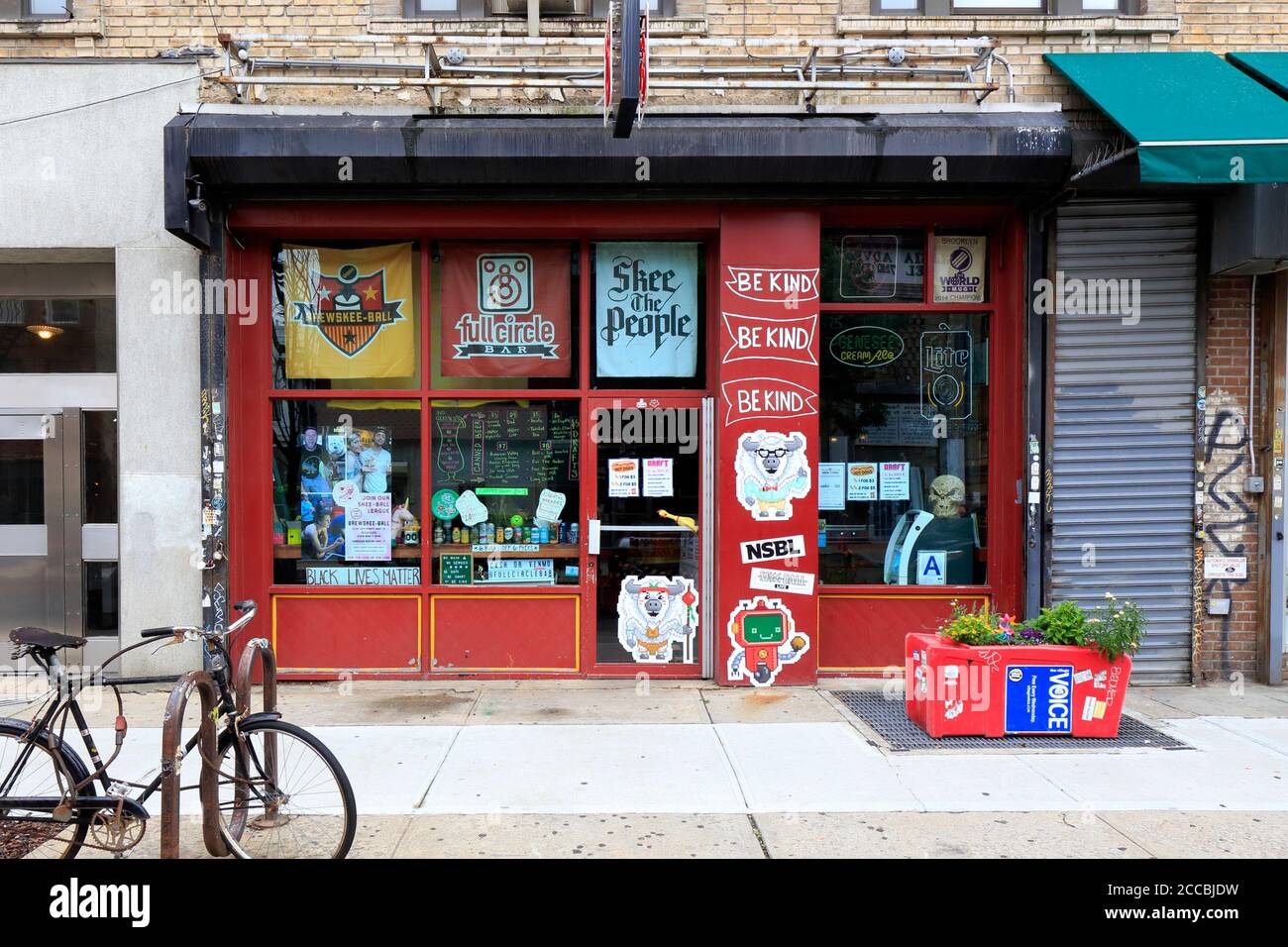 Full Circle Bar, 318 Grand St, Brooklyn, NYC storefront photo of a bar