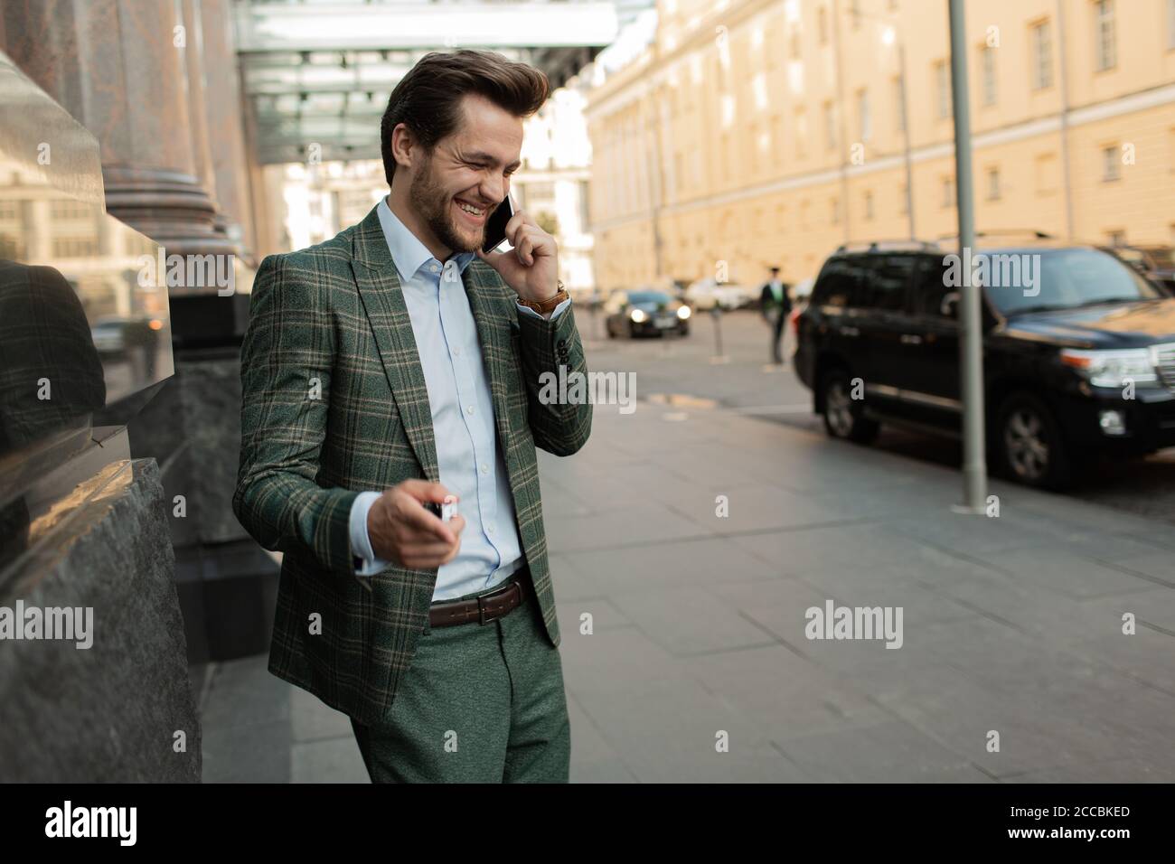 Man calls on smartphone hi-res stock photography and images - Alamy