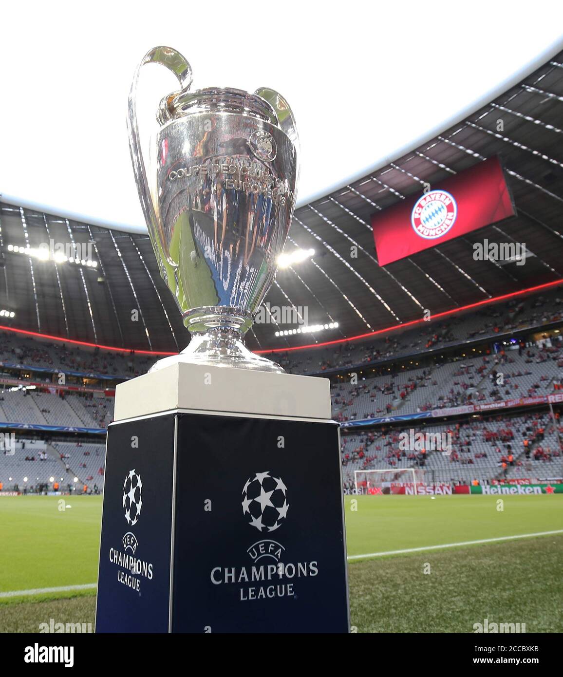 firo football, soccer, 25.04.2018 Uefa Champions League, CL season 2017/2018  semifinals, first leg FCB FC Bayern Munich Muenchen - Real Madrid 1: 2 cup,  Allianz Arena, Bayern logo, trophy | usage worldwide Stock Photo - Alamy