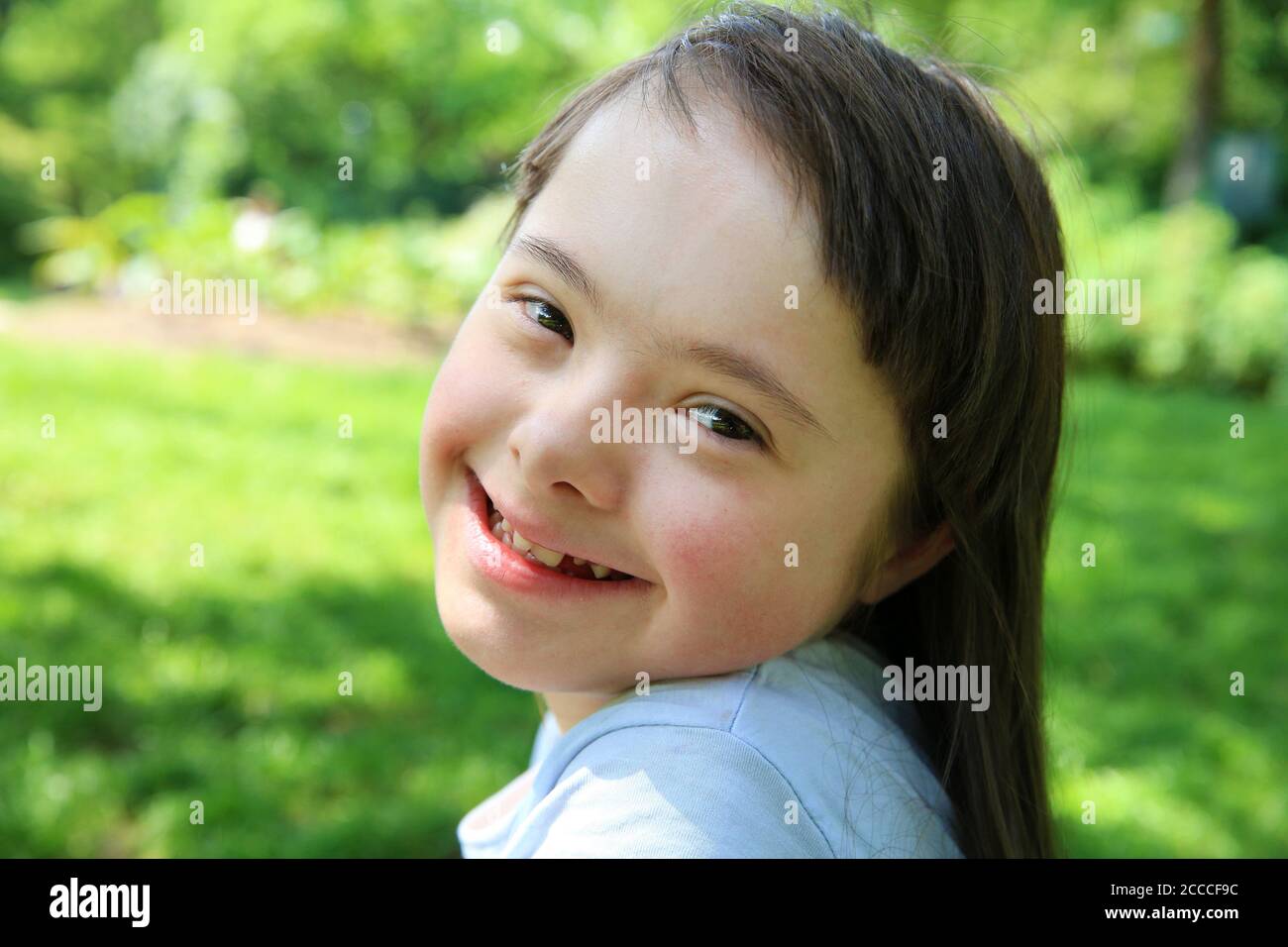 Portrait of little girl smiling in the park Stock Photo - Alamy
