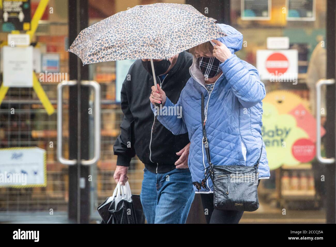 Oldham, UK.  21st Aug 2020  Pictured:  Wet, gloomy start to the day for members of the public in Oldham town centre, which teeters on the edge of lockdown. Credit: Kerry Elsworth/Alamy Live News Stock Photo