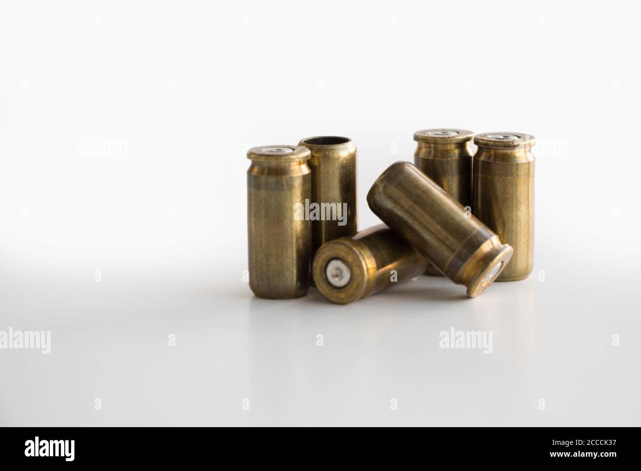 Gros plan d'une cartouche de 9 mm pour pistolet, balle isolée sur fond blanc  Photo Stock - Alamy