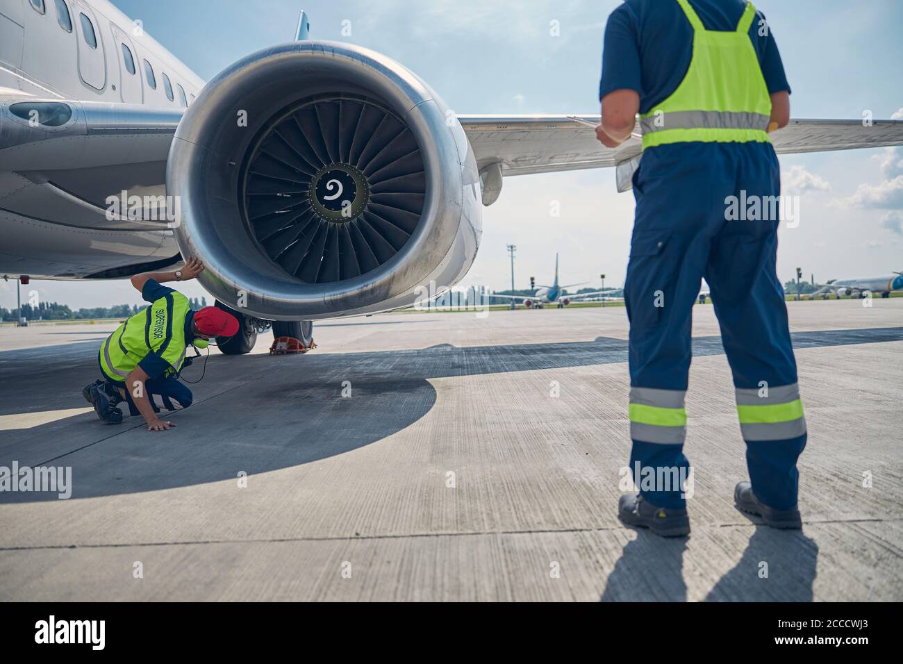 Ground crew carrying out a postflight examination Stock Photo Alamy