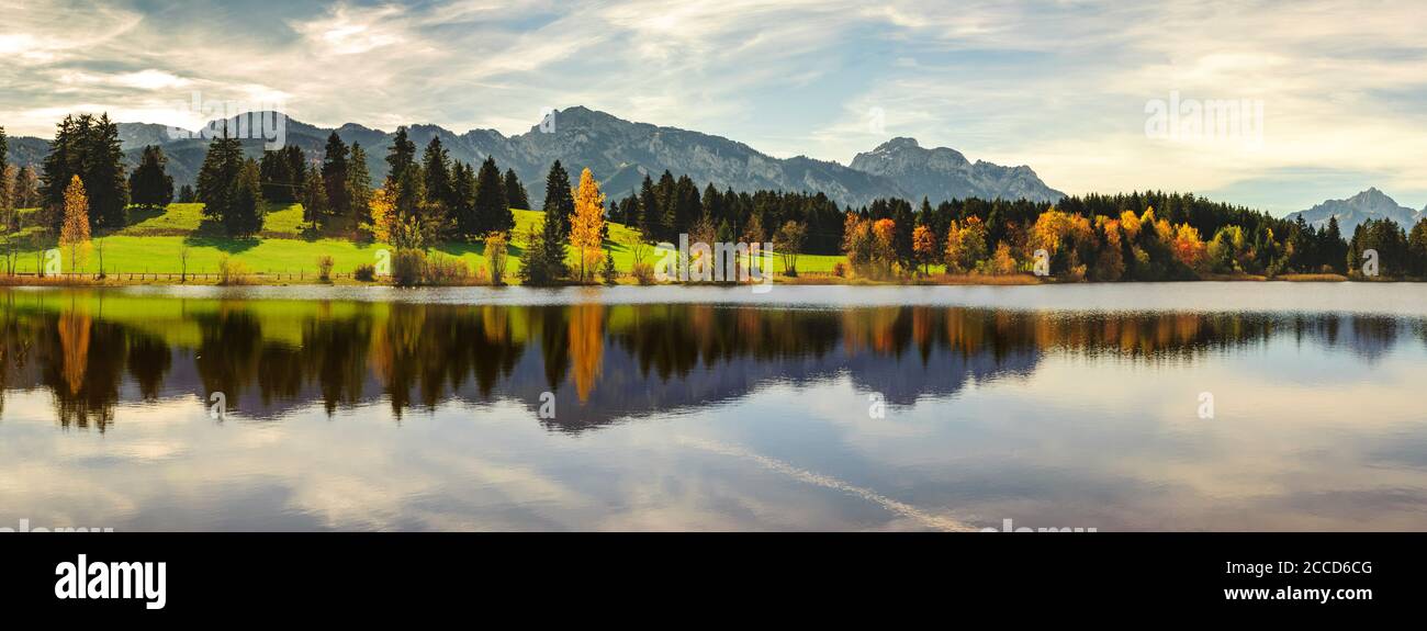 Wasserspiegelung der Alpen in einem See im Allgäu Stock Photo