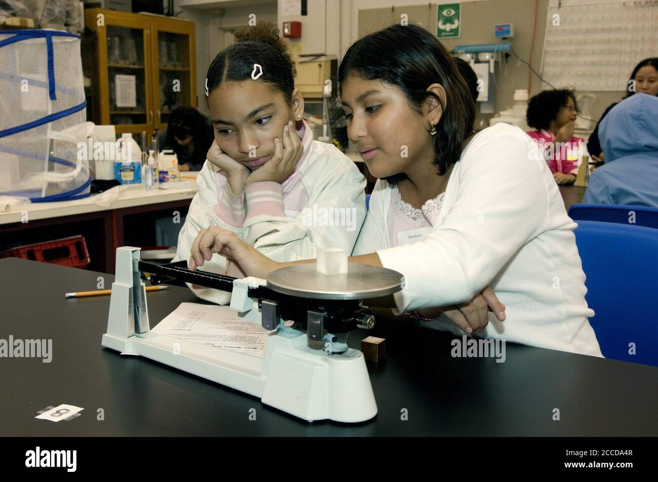 6th grade girls in science lab hi-res stock photography and images - Alamy
