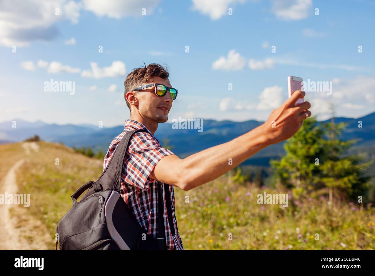 Man taking smartphone selfie hi-res stock photography and images - Alamy