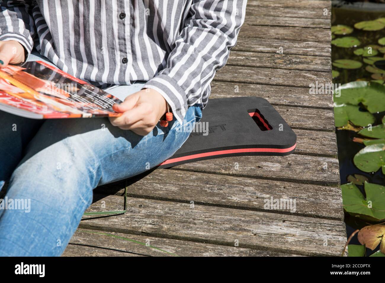 Kneeboard hi-res stock photography and images - Alamy