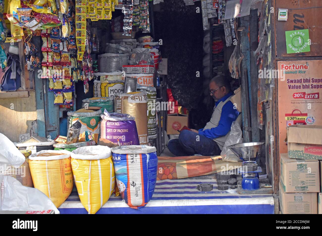 Delhi, India. Shopping district Stock Photo - Alamy