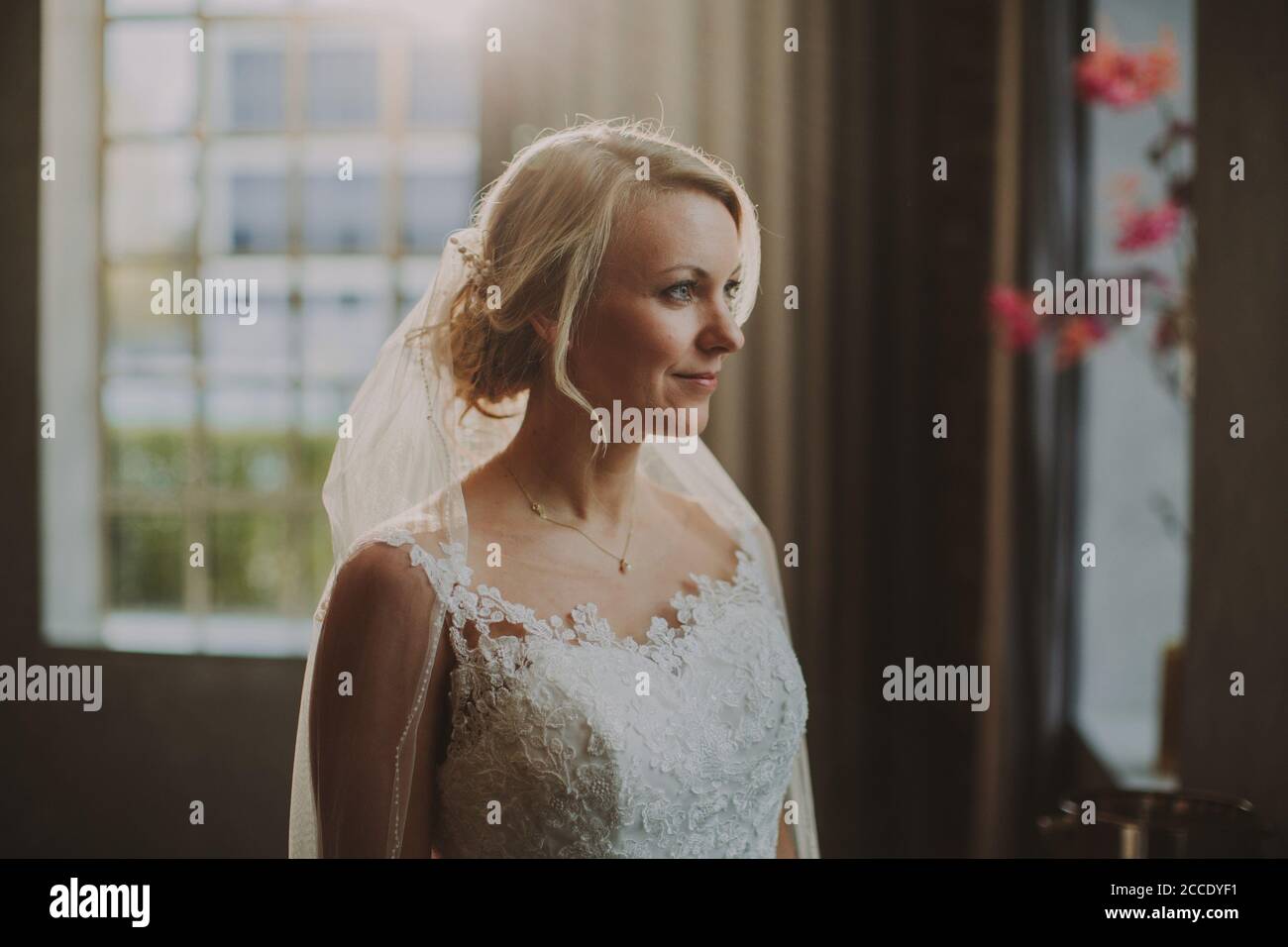 Smiles as the bride hi-res stock photography and images - Alamy