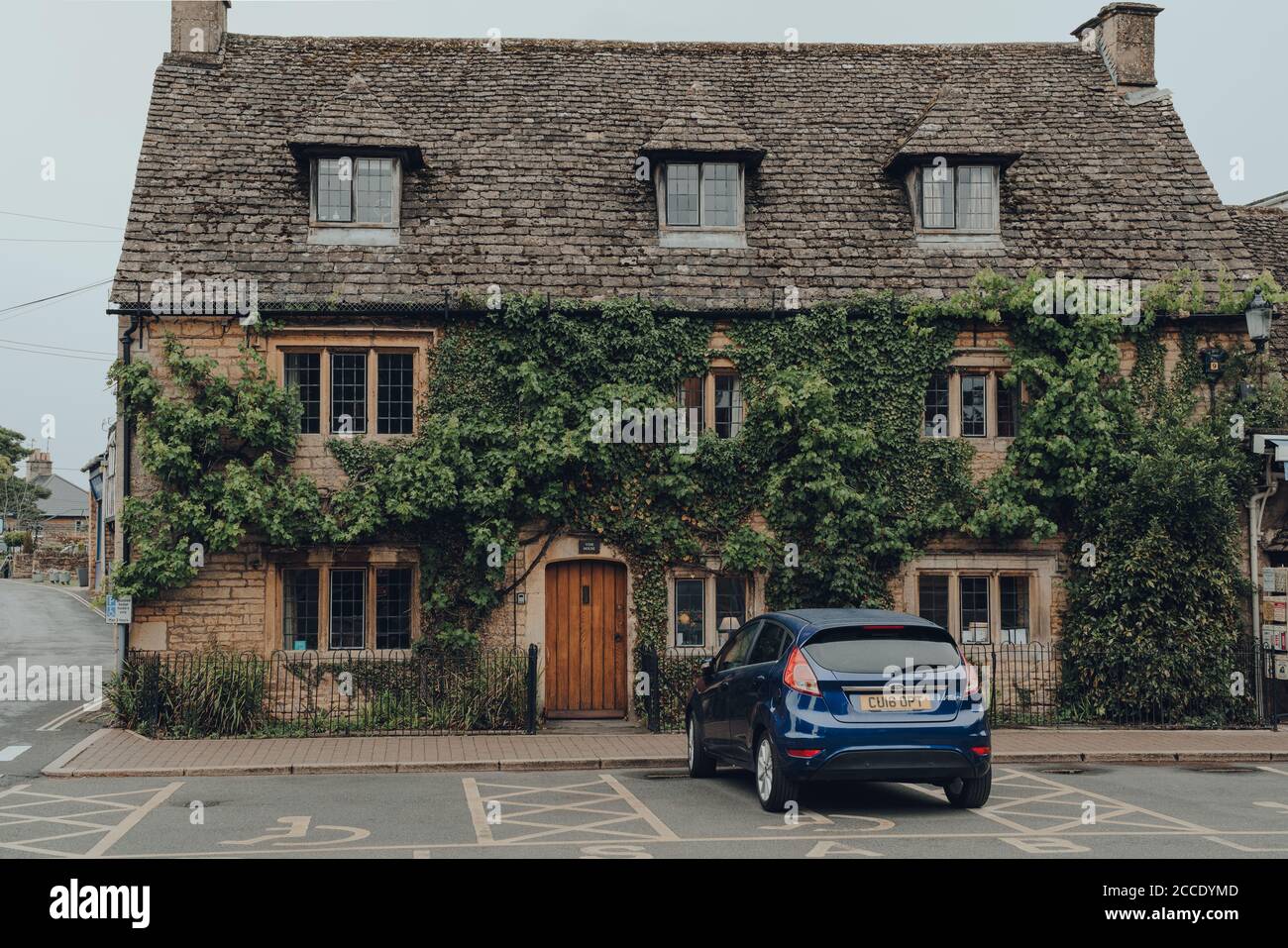 Bourton-on-the-Water, UK - July 10, 2020: A typical Cotswolds cottage home in Bourton-on-the-Water, a famous village in rural Cotswolds area of Englan Stock Photo