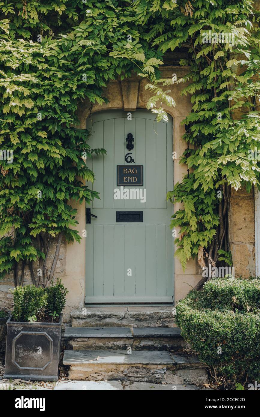 Stow-on-the-Wold, UK - July 10, 2020: Plant-framed doorway entrance to a traditional limestone house in Stow-on-the-Wold, a market town in Cotswolds, Stock Photo