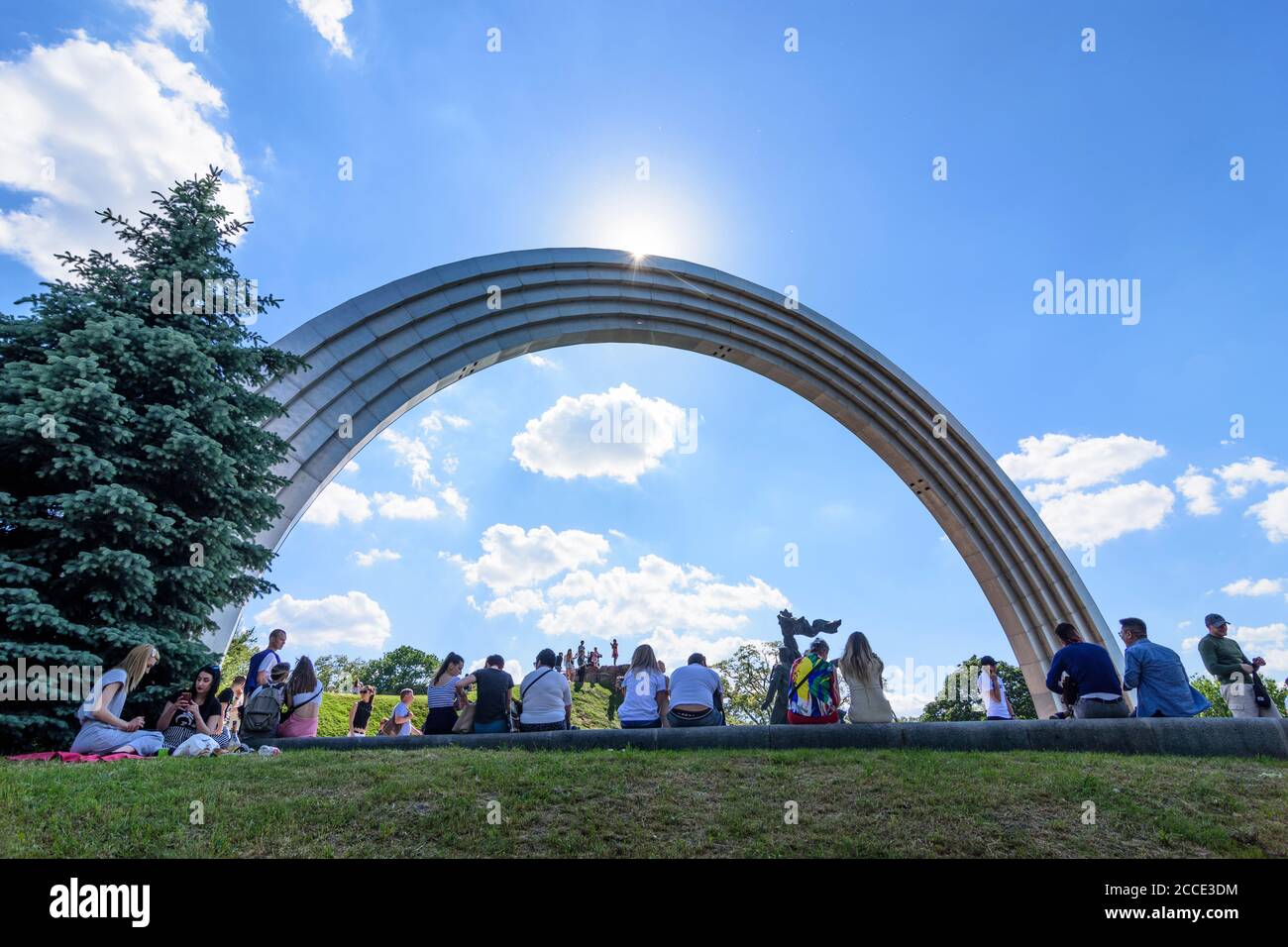 Kiev (Kyiv), People's Friendship Arch (Friendship of Nations Monument), titanium arch, bronze statue depicting a Russian and Ukrainian workers holding Stock Photo