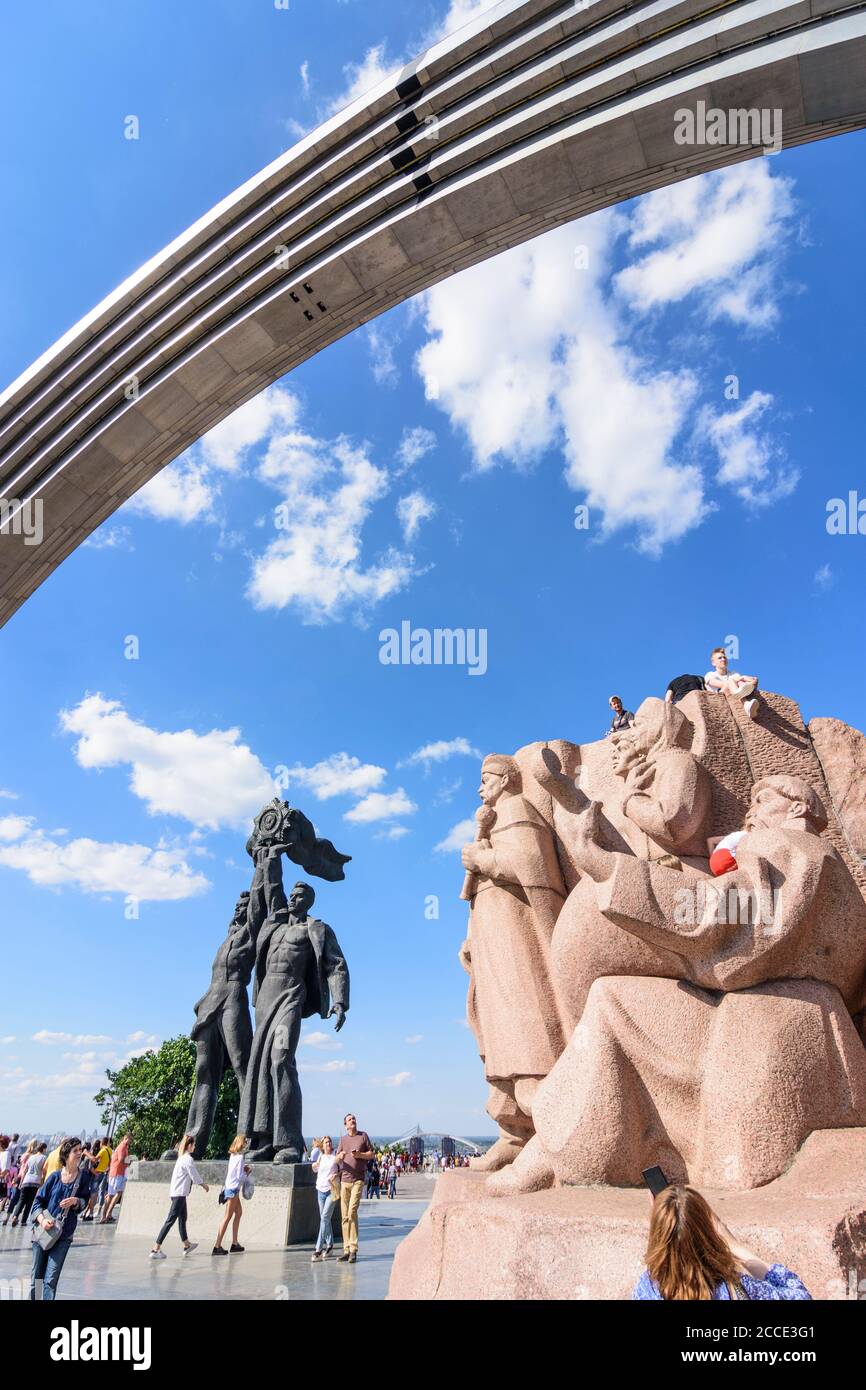 Kiev (Kyiv), People's Friendship Arch (Friendship of Nations Monument