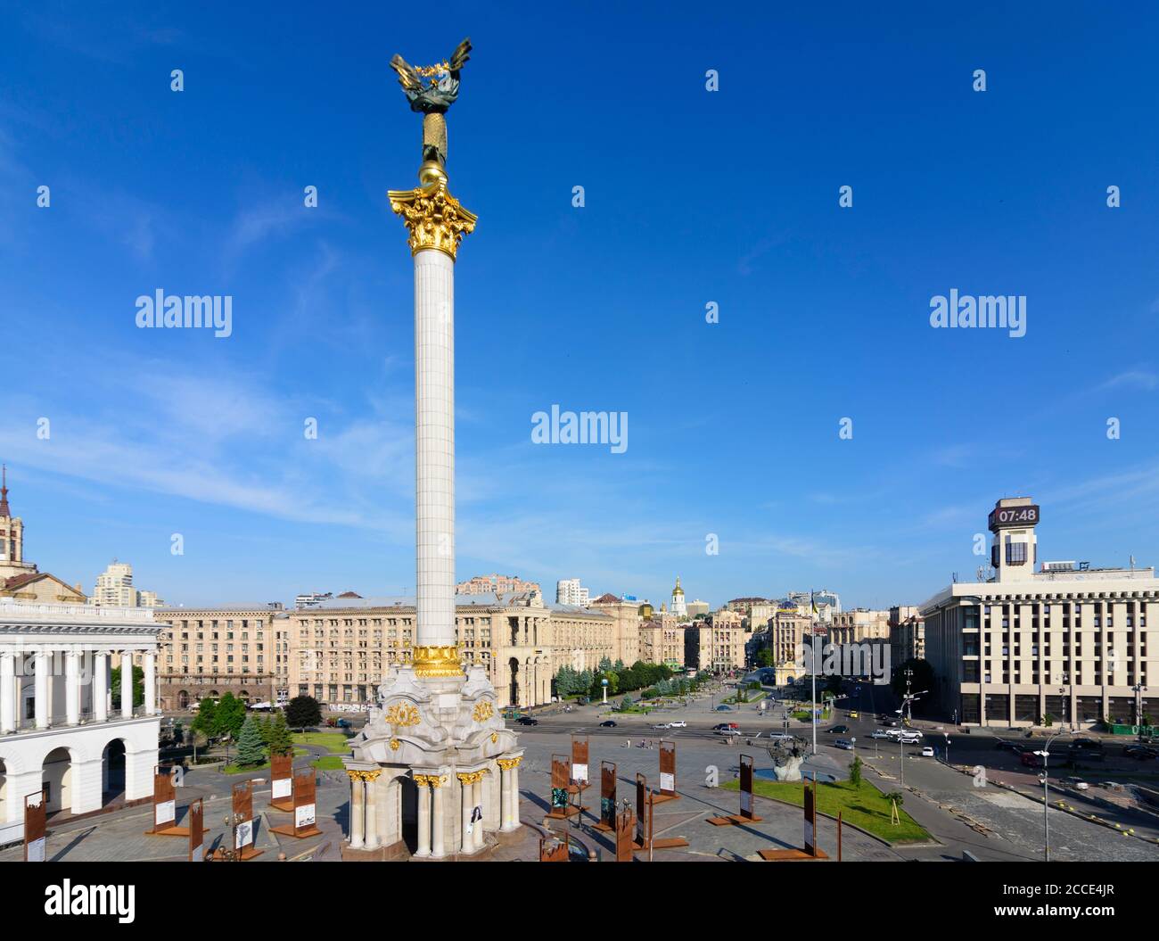 Kiev (Kyiv), Maidan Nezalezhnosti (Independence Square), Petro Tchaikovsky National Music Academy of Ukraine (left), Independence Monument, rusty disp Stock Photo