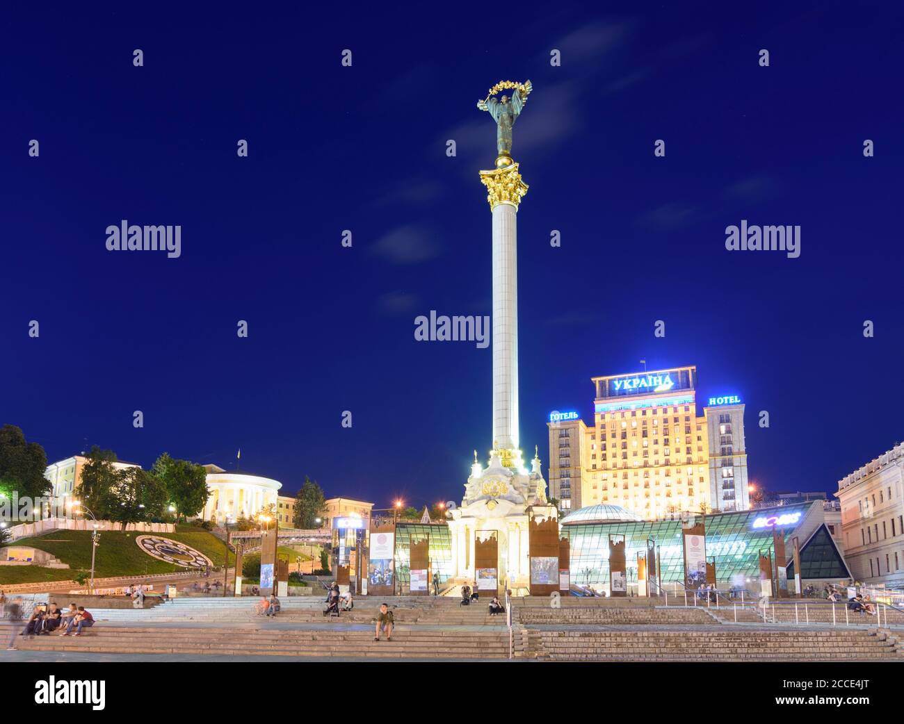 Kiev (Kyiv), Maidan Nezalezhnosti (Independence Square), 'Hlobus' (Globe) underground shopping mall, hotel Ukraine, Independence Monument in Kyiv, Ukr Stock Photo