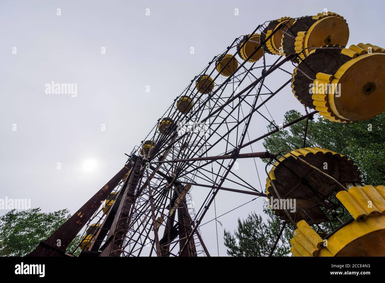Pripyat (Prypiat), Ferris wheel of the abandoned amusement park in Chernobyl (Chornobyl) Exclusion Zone, Kiev Oblast, Ukraine Stock Photo