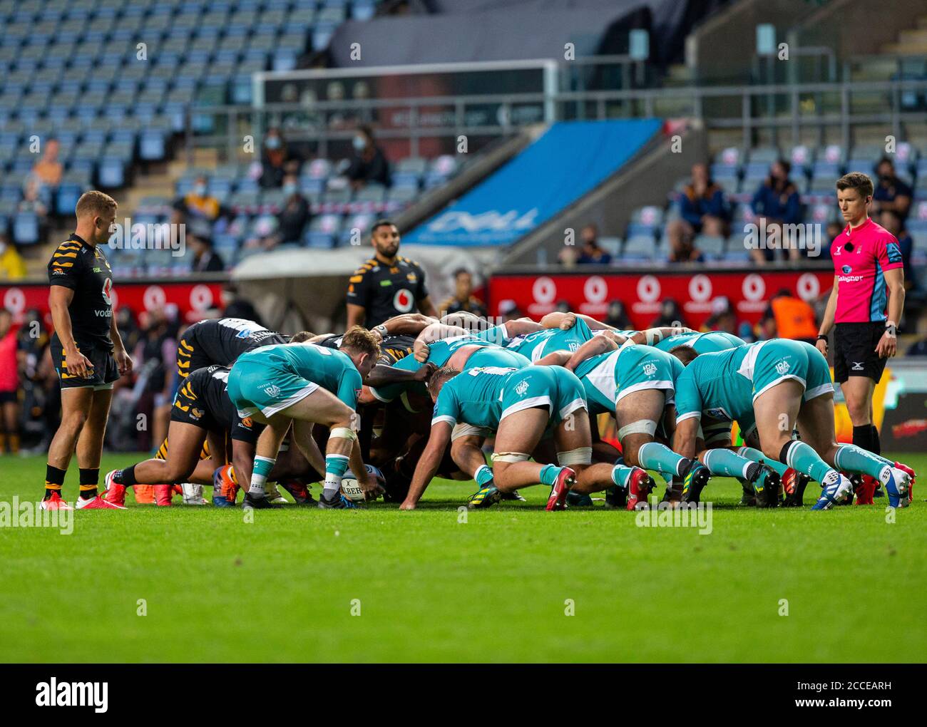 Ricoh Arena, Coventry, West Midlands, England; 21st Aug 2020. English Gallagher Premiership Rugby, Wasps versus Worcester Warriors; The two packs scrummage during the Gallagher Premiership Rugby match between Wasps and Worcester Warriors at Ricoh Arena on August 21st 2020 in Coventry England Credit: Action Plus Sports Images/Alamy Live News Stock Photo