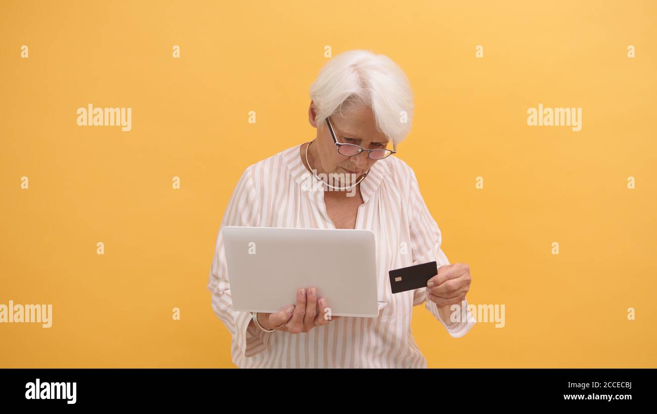 Elderly stylish granny caucasian mature woman using app on smartphone for  online shopping confused face expression. Chroma key background. Old  grandmother in fashion wearing browsing on mobile phone Stock Photo - Alamy