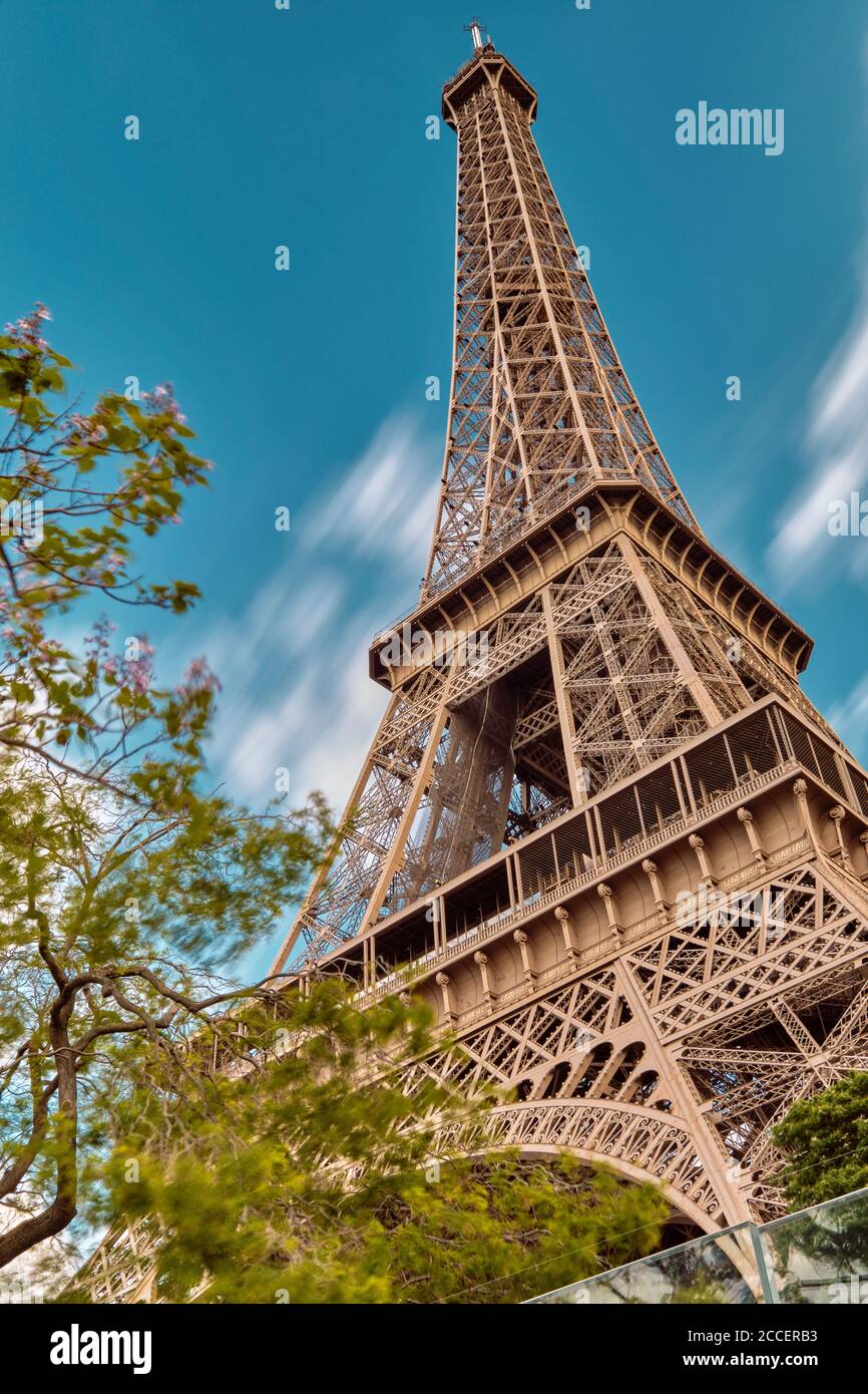 Le tour eiffel hi-res stock photography and images - Alamy