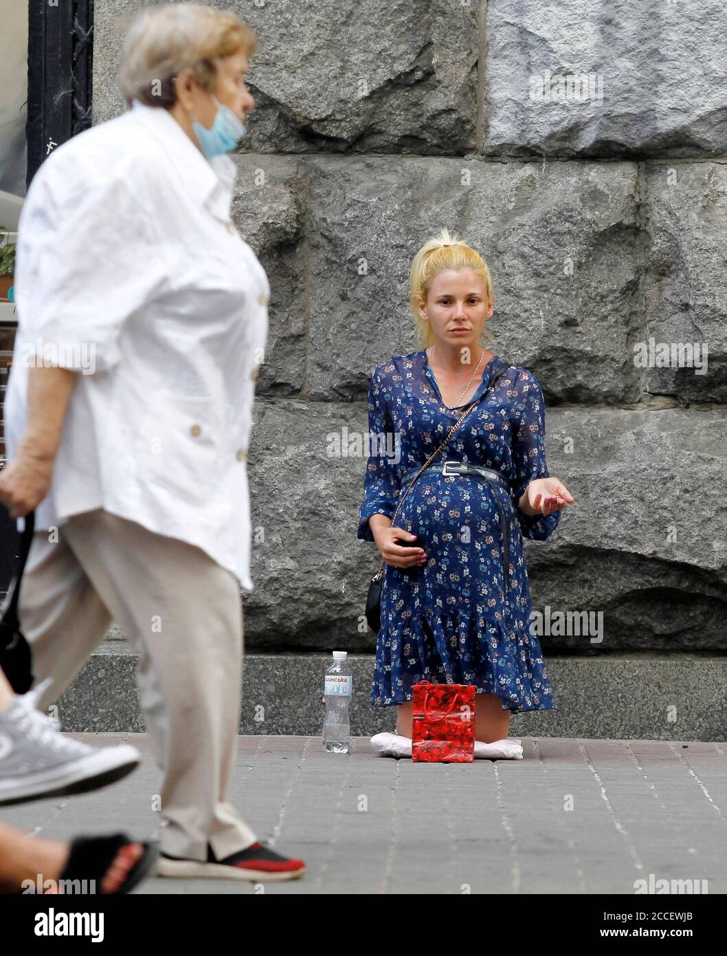 Download Pregnant Woman Wearing Mask High Resolution Stock Photography And Images Alamy PSD Mockup Templates
