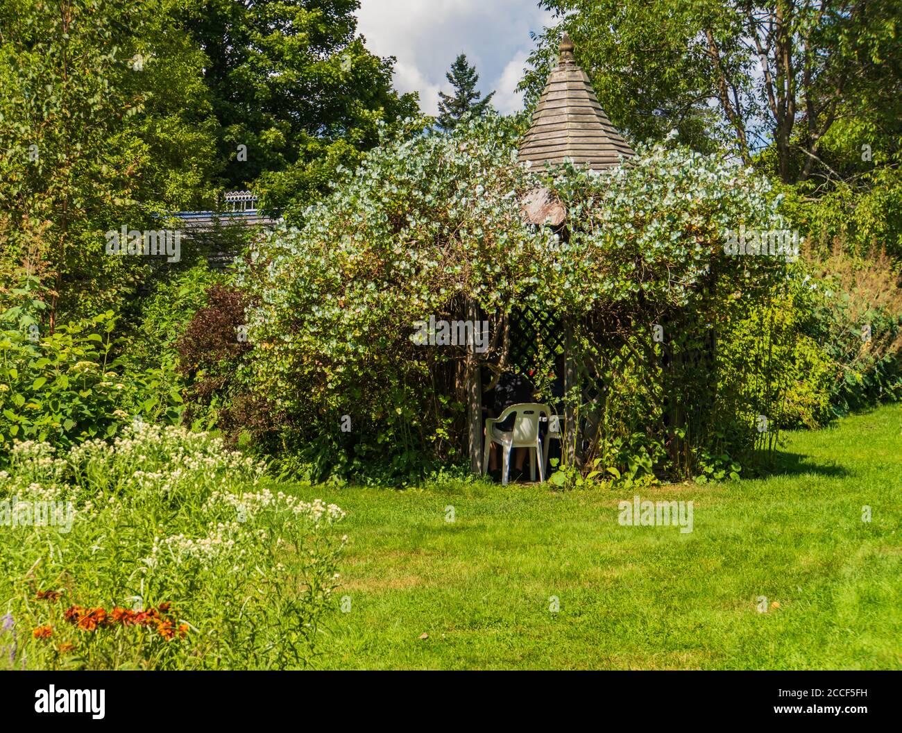 Gazebo and garden hi-res stock photography and images - Alamy