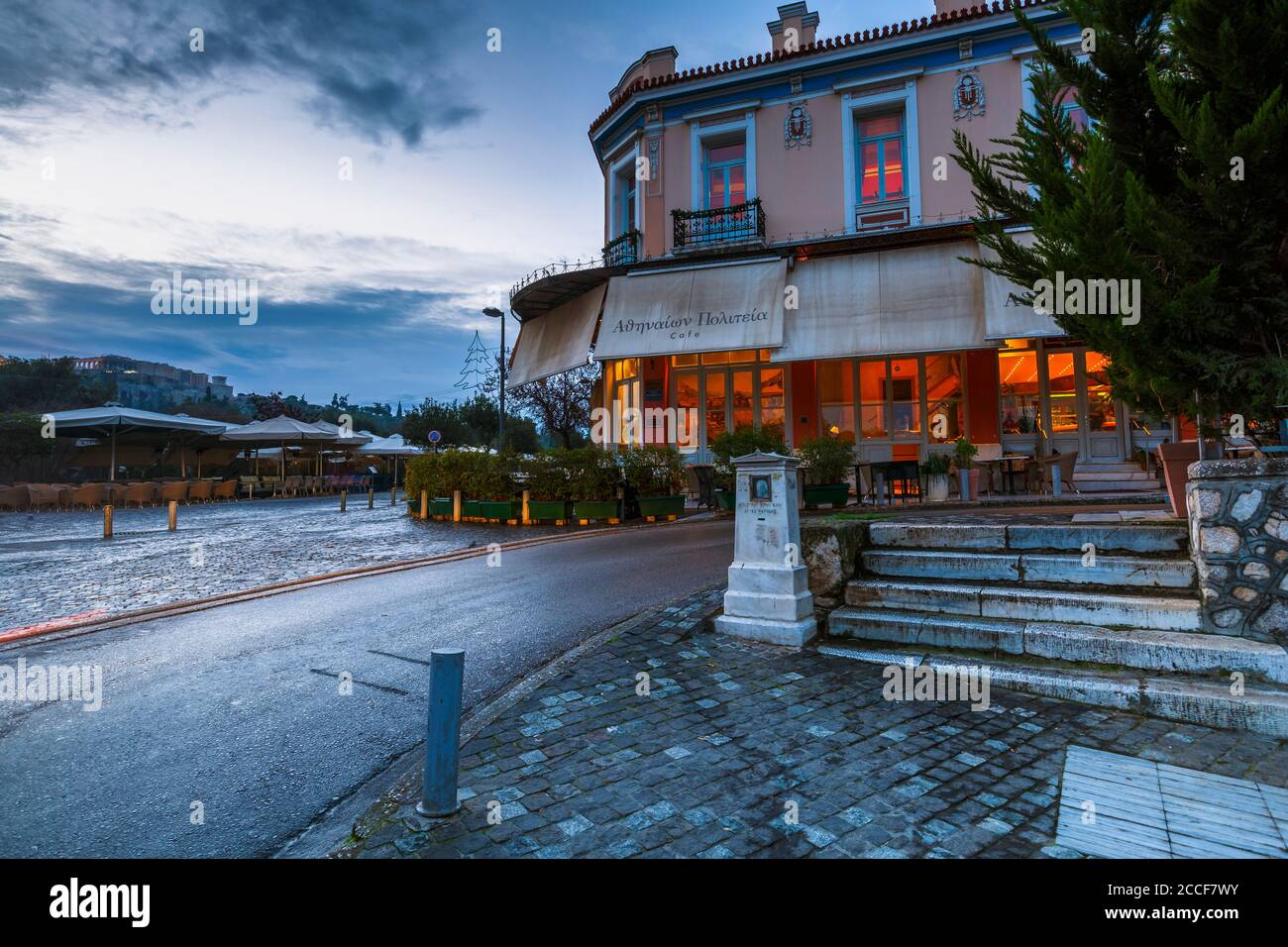 https://c8.alamy.com/comp/2CCF7WY/coffee-shop-in-thisseio-neighborhood-and-view-of-acropolis-athens-2CCF7WY.jpg