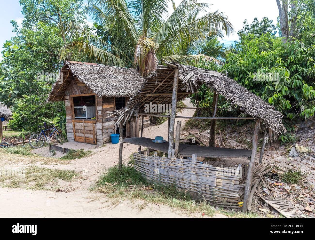 Simple wooden hut covered with palm leaves, Ivoloina, Taomasina, Tamatave, Madagascar, Africa, Indian Ocean Stock Photo