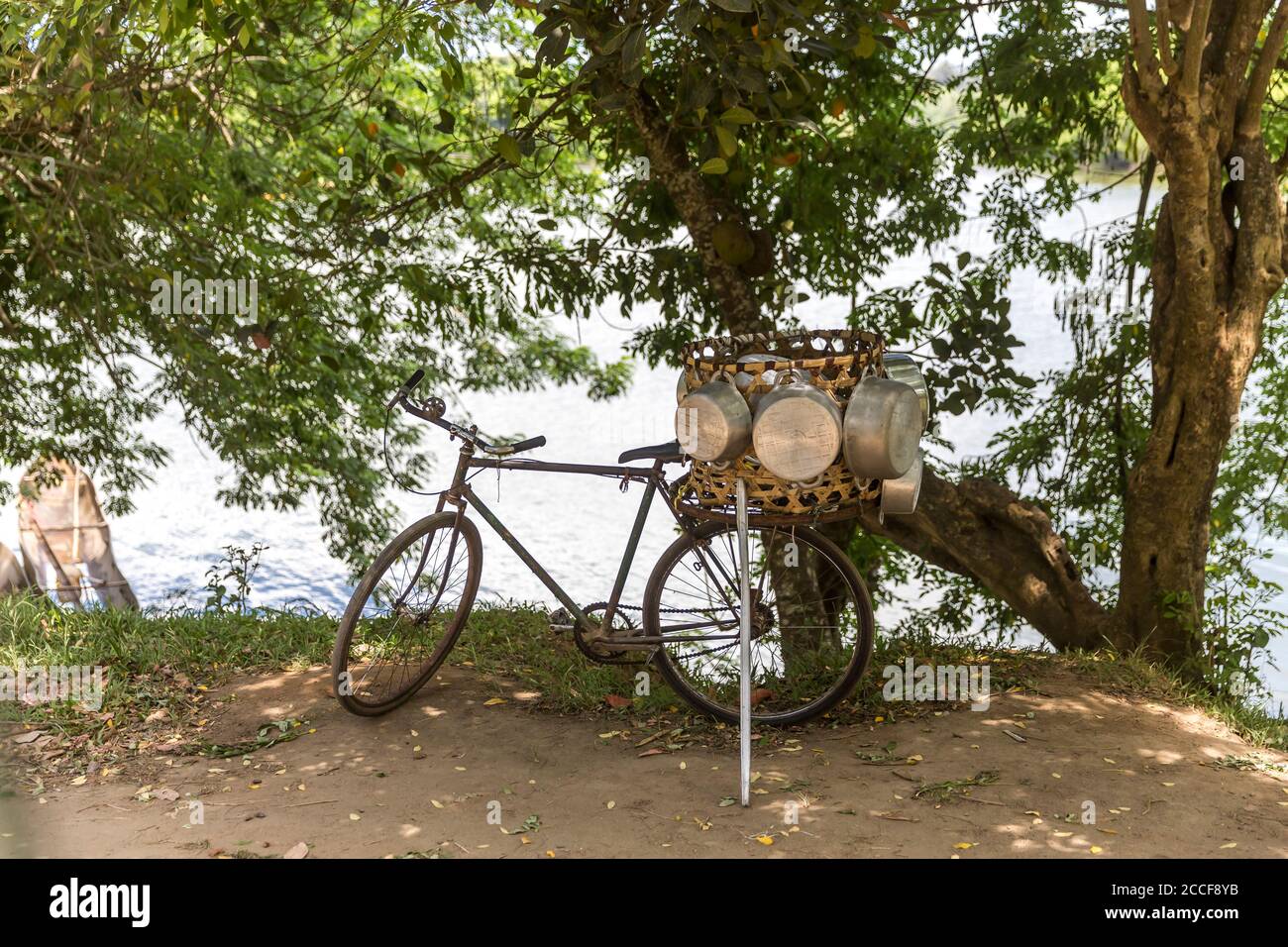 Bicycle with pots, Ivoloina River, Taomasina, Tamatave, Madagascar, Africa, Indian Ocean Stock Photo