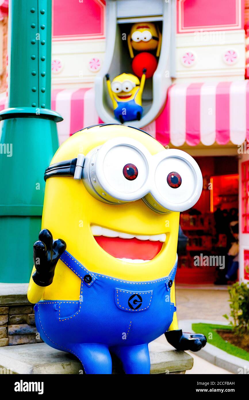 Foto Stock OSAKA, JAPAN - Nov 13, 2019 : Close up of HAPPY MINION statue in  Universal Studios Japan. Minions are famous character from Despicable Me  animation.