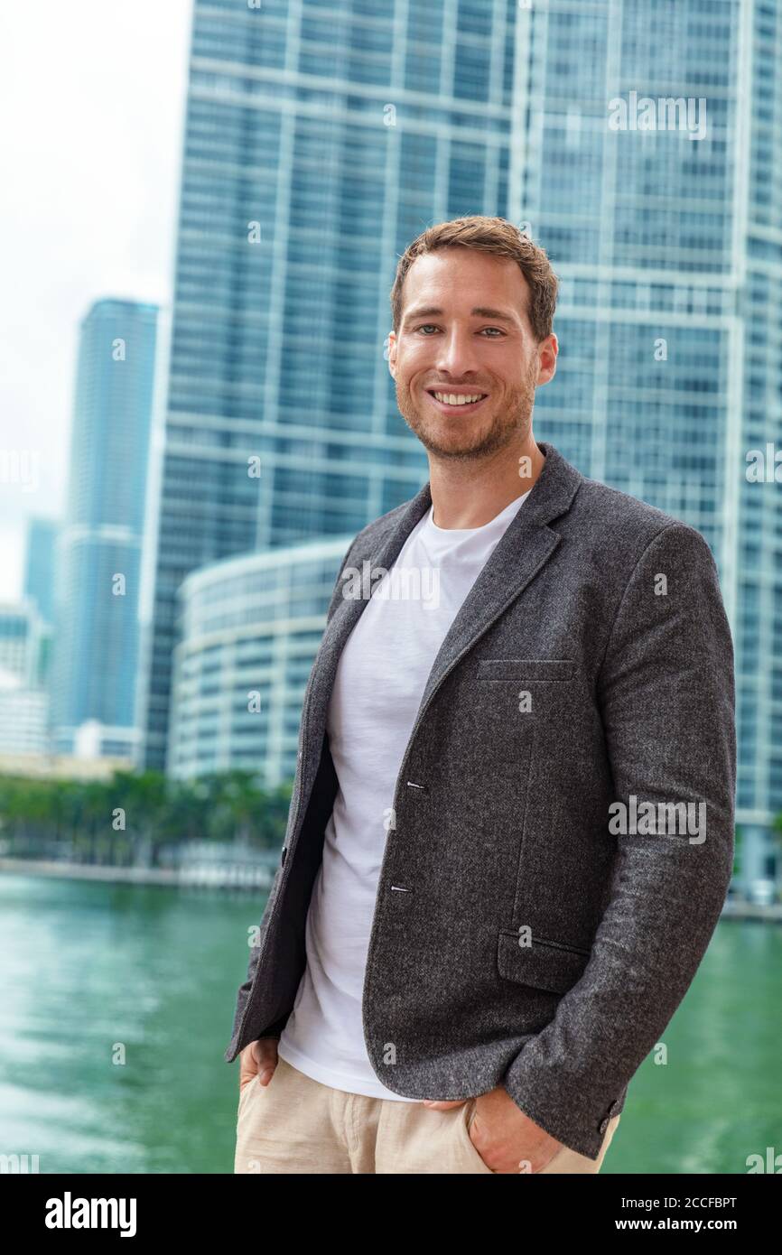 Confident young business man in smart casual blazer jacket portrait outdoor  in city skyscrapers highrise buildings background. Male caucasian model in  Stock Photo - Alamy
