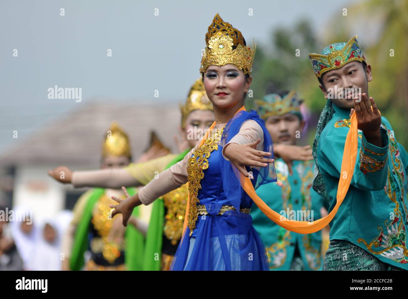 Ciamis, West Java - June 25, 2019: Teenage girl from West Java do the sundanese traditional dance in Sundanese Culture Festival, Ciamis - Indonesia Stock Photo