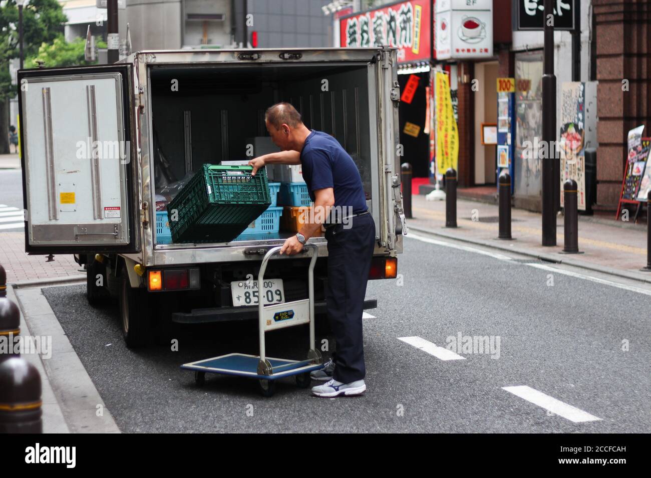 Man unloading a truck in Shinjuku, Tokyo, Japan Stock Photo - Alamy