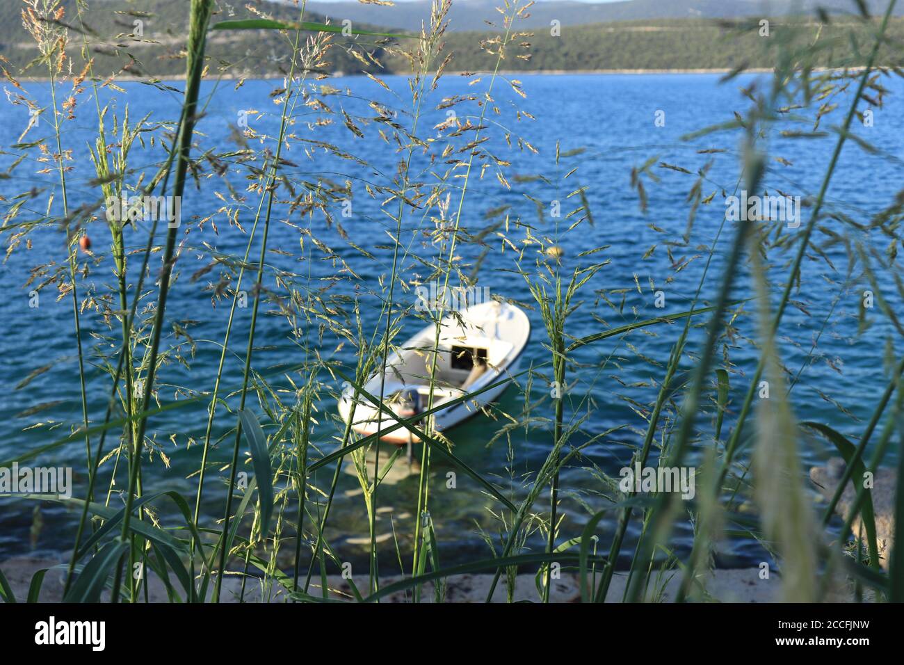 Old wooden dinghy rowing boat hi-res stock photography and images - Alamy