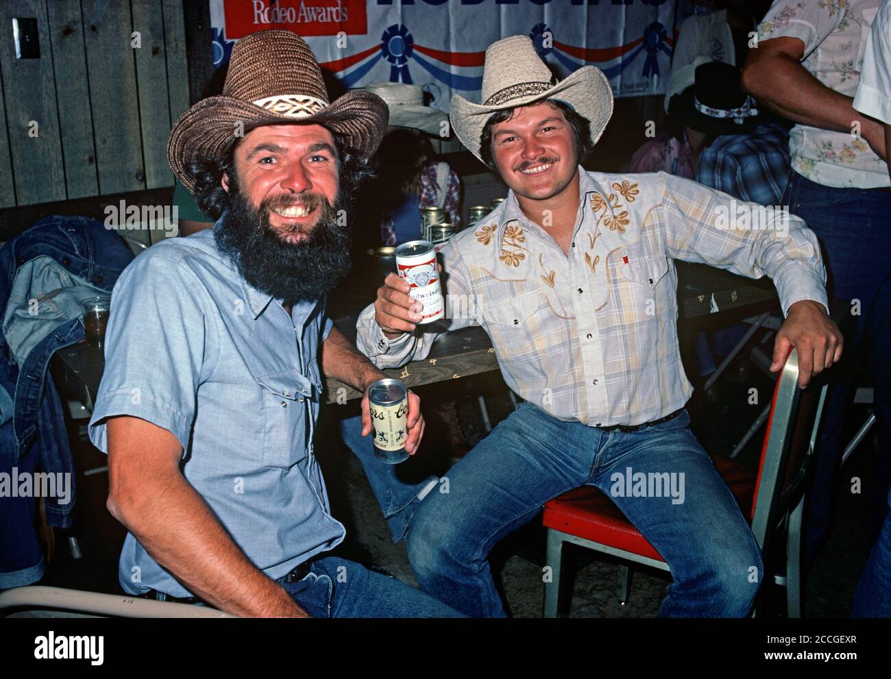 CHEYENNE COWBOYS DRINKING CANS OF BEER ON NIGHT OUT, WYOMING, USA 1970s Stock Photo