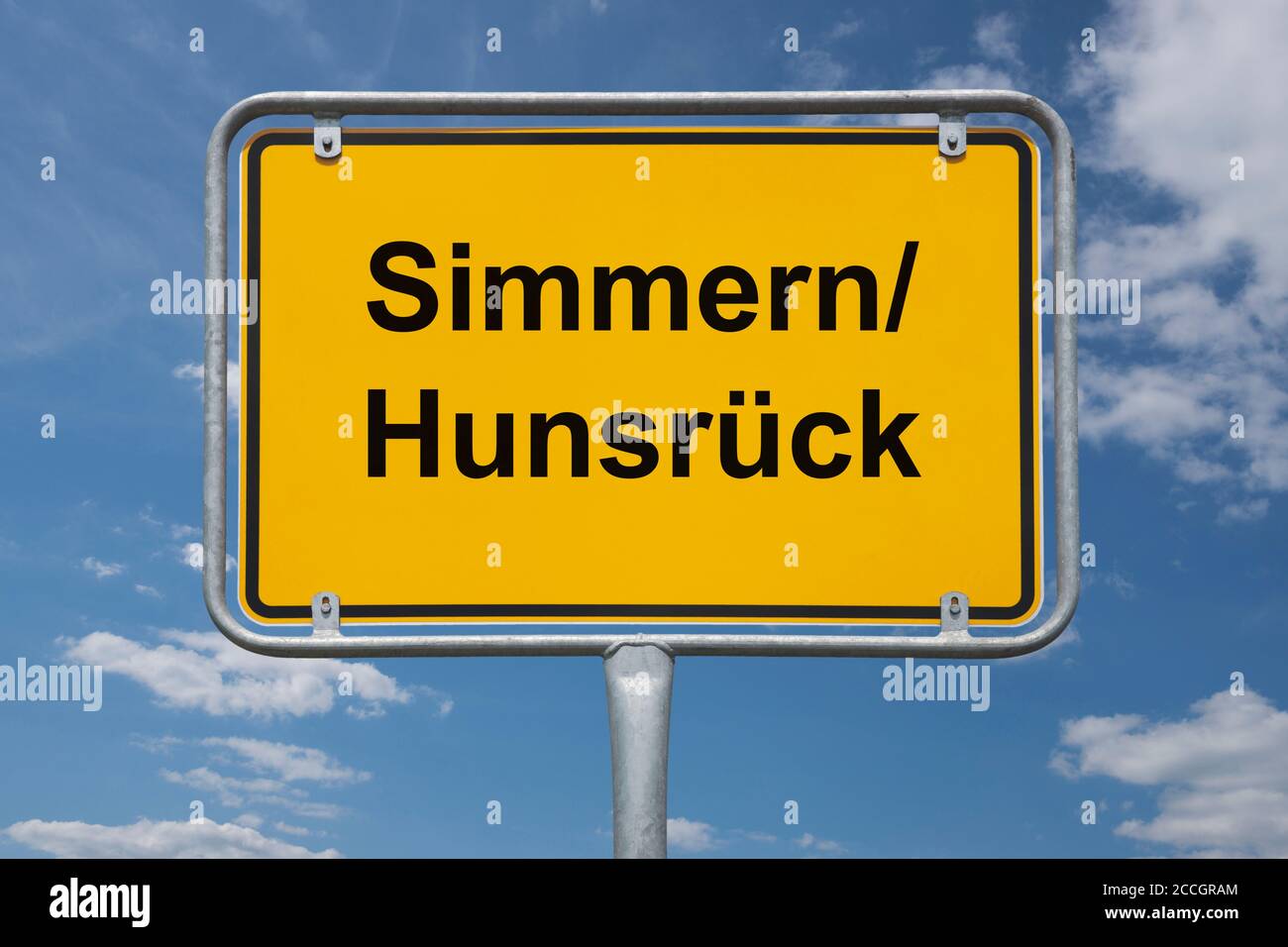 Ortstafel Simmern/Hunsrück, Rheinland-Pfalz, Deutschland | Place name sign Simmern/Hunsrück, Rhineland-Palatinate, Germany, Europe Stock Photo