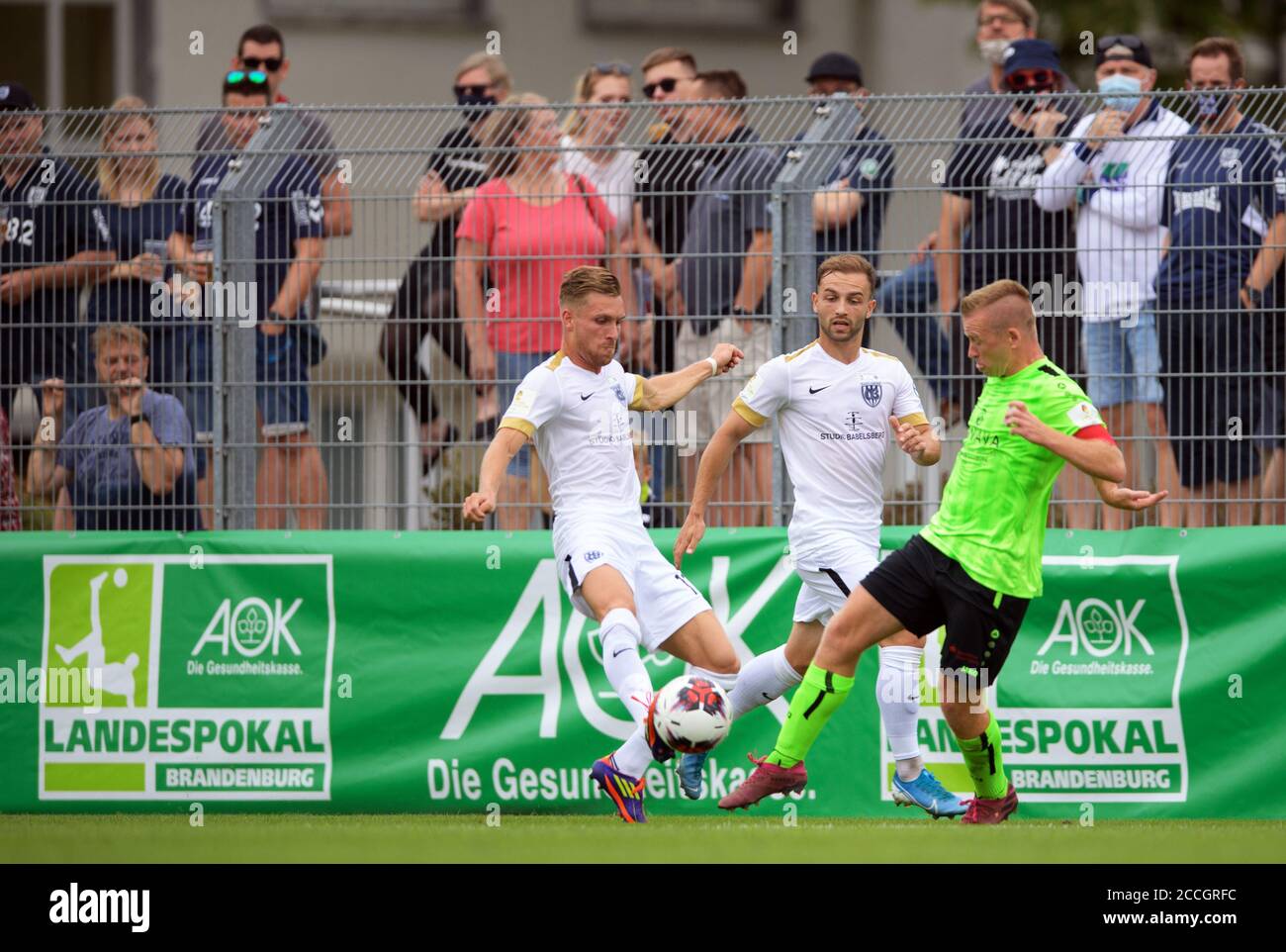 Luckenwalde, Germany. 22nd Aug, 2020. Football: Brandenburg Cup, SV Babelsberg 03 - Union Fürstenwalde, final, at the Werner-Seelenbinder Stadium. Fürstenwalde's Ingo Wunderlich (r) against Babelsberg's Tino Schmidt (l) and Tobias Dombrowa. Credit: Soeren Stache/dpa-Zentralbild/dpa/Alamy Live News Stock Photo