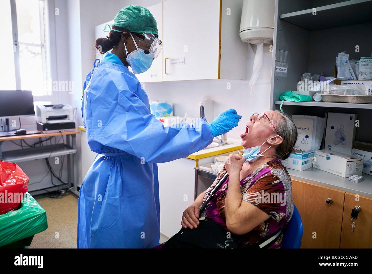 Mostoles, Madrid, Spain. 22nd Aug, 2020. A healthcare worker take a sample to make a Coronavirus test at Health Center Coronel de Palma in Mostoles, Spain. This massive tests are part of a epidemical study about the zones whit more cases of Covid-19 positives in Madrid. Credit: Angel Perez/ZUMA Wire/Alamy Live News Stock Photo
