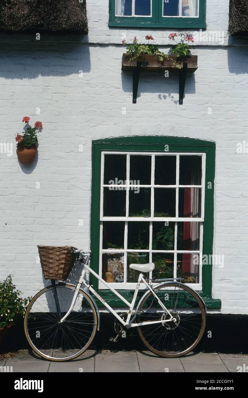 Womens bike with wicker basket hires stock photography and images Alamy