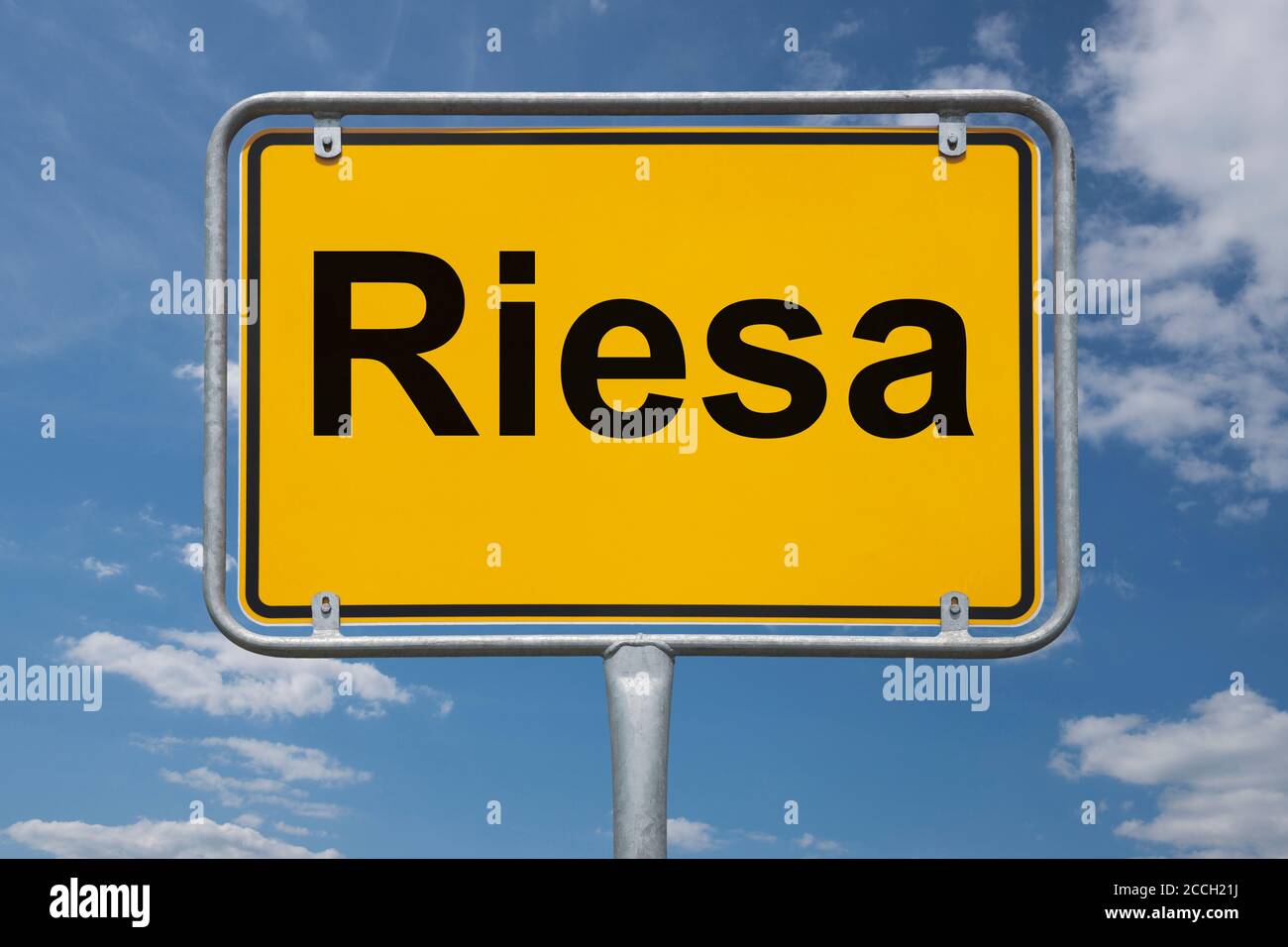 Ortstafel Riesa, Sachsen, Deutschland | Place name sign Riesa, Saxony, Germany, Europe Stock Photo