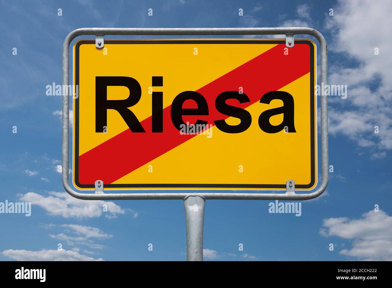 Ortstafel Riesa, Sachsen, Deutschland | Place name sign Riesa, Saxony, Germany, Europe Stock Photo