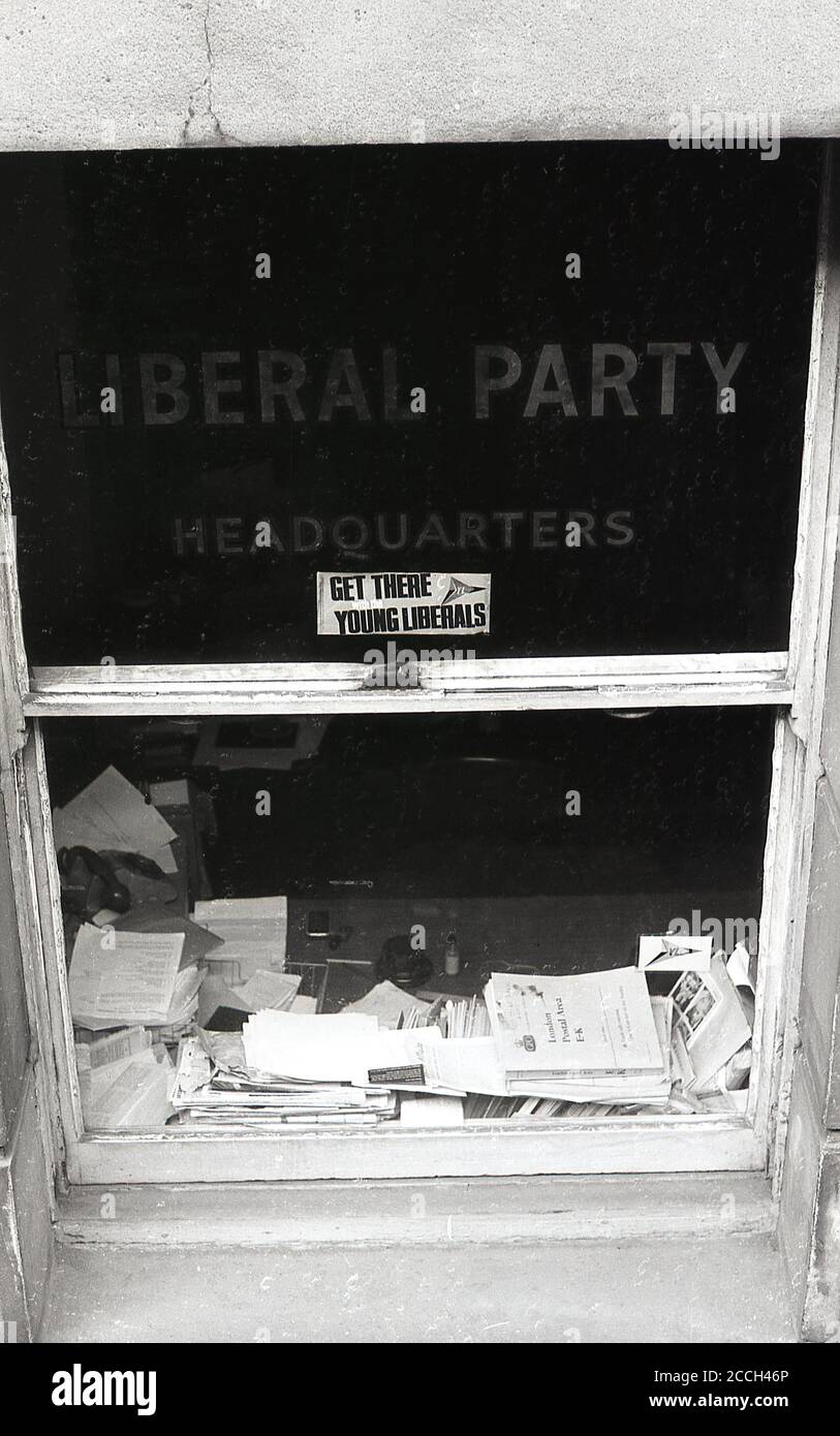 1960s, historical, Exterior view down to a sash window of the Liberal Party headquarters, Victoria, London, England, UK, with Party name stenciled into the glass and a sticker for the 'Young Liberals'. In the 19th and 20th centuries, the Liberal Party was one of the two major political parties in the UK, arising from a alliance of Whigs, free trade Peelites and Radicals. Stock Photo