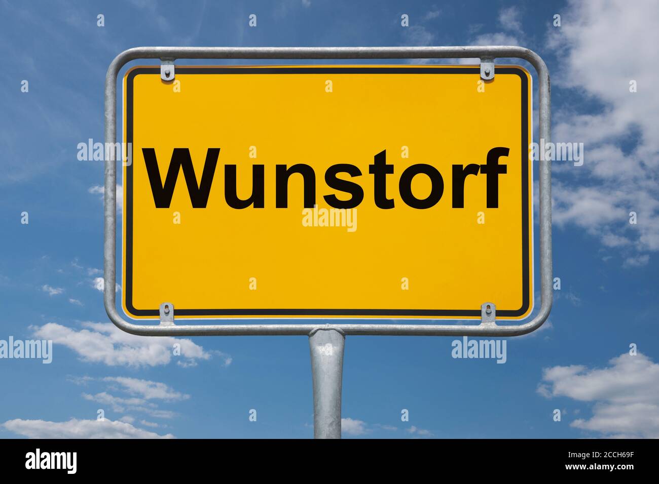 Ortstafel Wunstorf, Niedersachsen, Deutschland | Place name sign Wunstorf, Lower Saxony, Germany, Europe Stock Photo