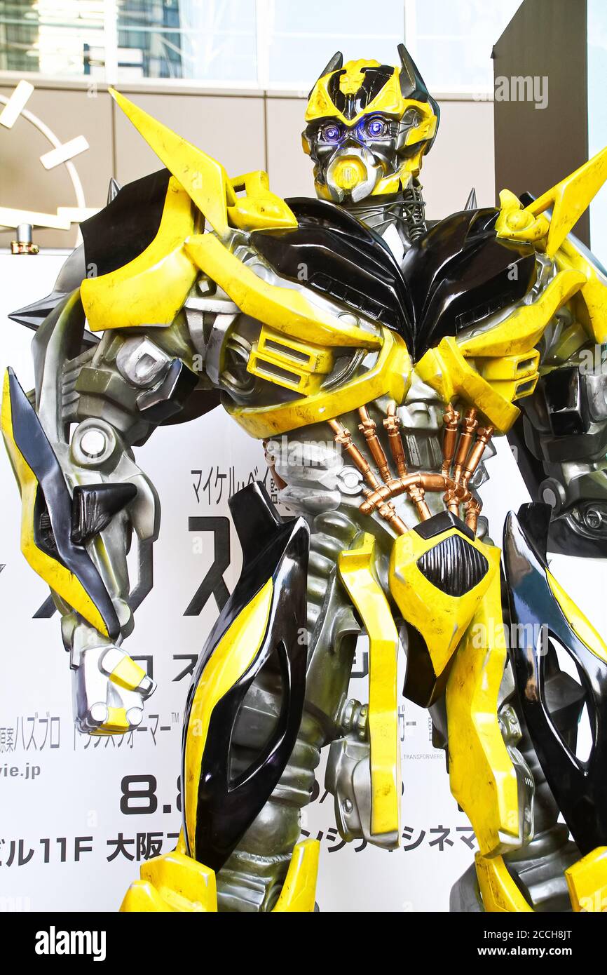 The Replica of Bumblebee robot statue from Transformers Age of Extinction were display at Osaka Station Stock Photo - Alamy The Replica of Bumblebee robot statue from Transformers Age of Extinction were display at Osaka Station Stock Photo - Alamy