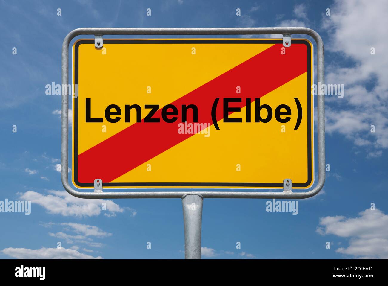 Ortstafel Lenzen (Elbe), Brandenburg, Deutschland | Place name sign Lenzen ( Elbe), Brandenburg, Germany, Europe Stock Photo - Alamy