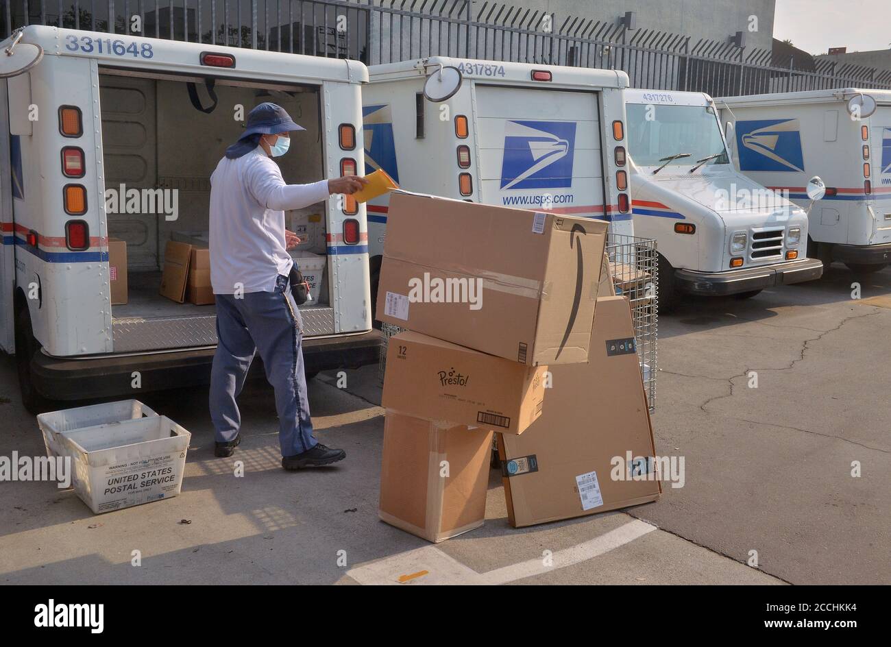 U s mail trucks hi-res stock photography and images - Alamy