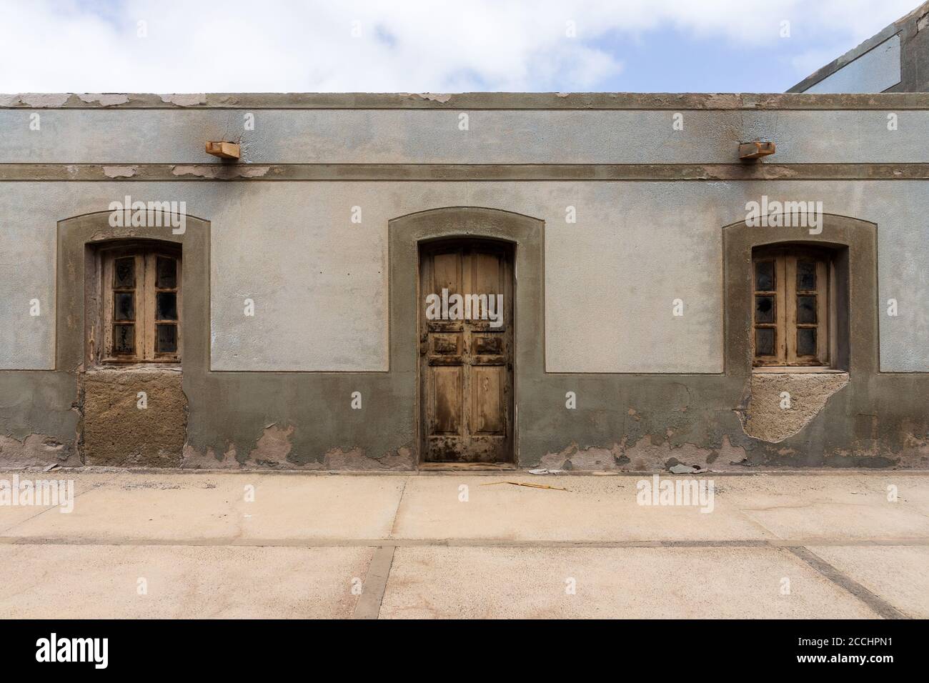 Vintage weathered windows door hi-res stock photography and images - Alamy