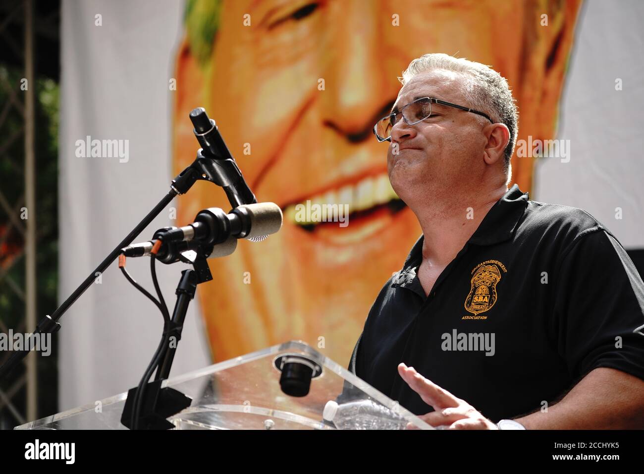 New York, United States. 22nd Aug, 2020. SBA Vice President, Vincent Vallelong gives an impassioned speech during a rally to ousts NYC mayor, Bill Di Blasio outside NYC City Hall, hosted by artist, Scott Lobaido. Credit: SOPA Images Limited/Alamy Live News Stock Photo
