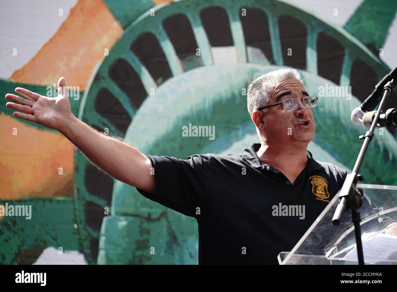 New York, United States. 22nd Aug, 2020. SBA Vice President, Vincent Vallelong gives an impassioned speech during a rally to ousts NYC mayor, Bill Di Blasio outside NYC City Hall, hosted by artist, Scott Lobaido. Credit: SOPA Images Limited/Alamy Live News Stock Photo